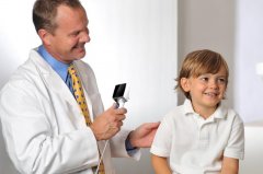先天性耳聋幼儿筛验配助听器